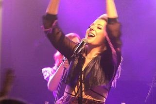 Akrobatické kousky ve vzduchu, Felix s Dádou a řada hostů: Křest nové desky Anny Slováčkové byla pořádná jízda - Super.cz